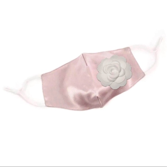 𝐶𝑎𝑚𝑒𝑙𝑙𝑖𝑎 𝐹𝑙𝑜𝑤𝑒𝑟 𝑀𝑎𝑠𝑘 - Picture 2 of 4